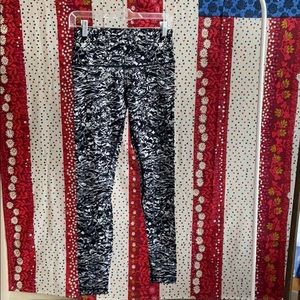 Black and white lululemon leggings